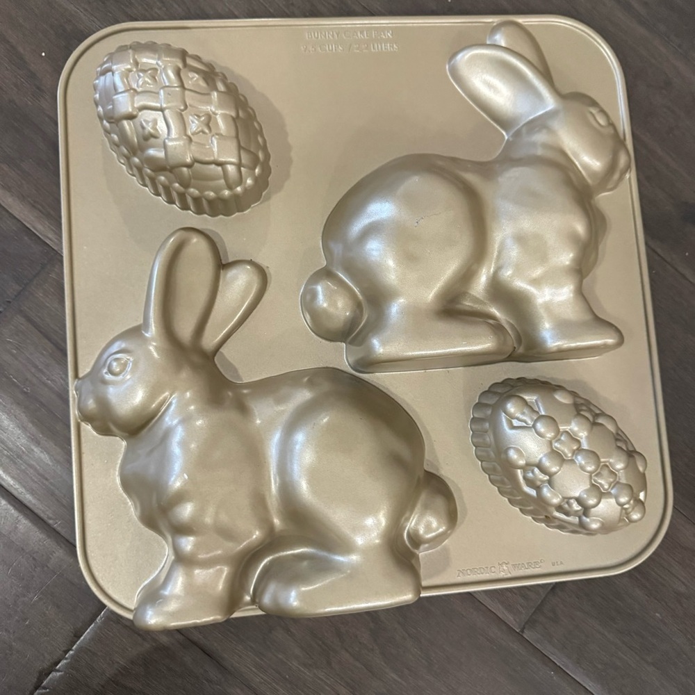 Williams Sonoma bunny cake pan